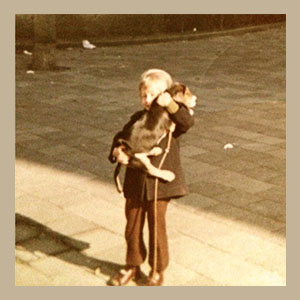Ellen als klein meisje met een hond in haar armen